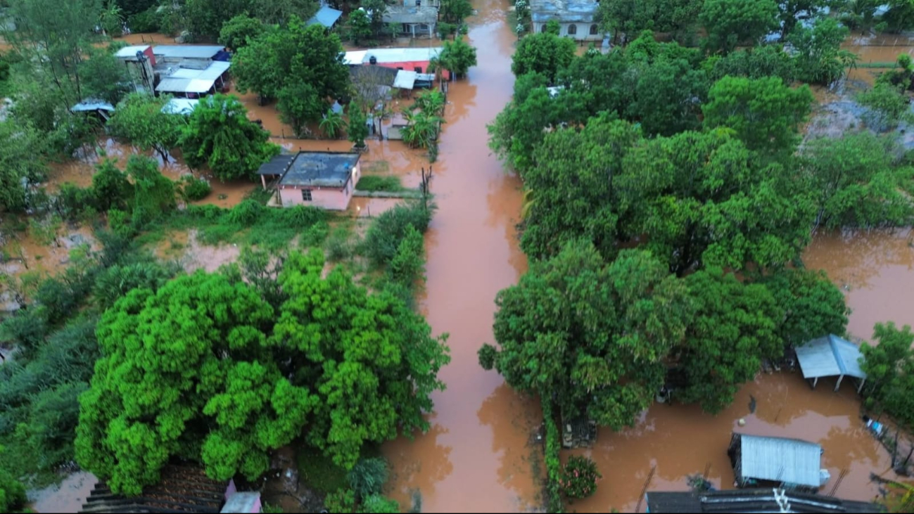 En Bonfil, 40 casas registraron el ingreso de agua a sus interiores y las clases se mantienen suspendidas