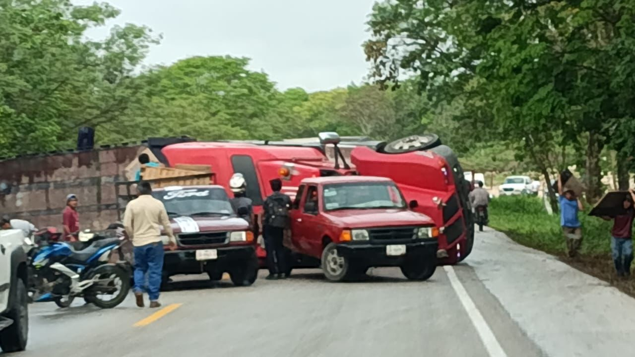 Pavimento mojado provoca volcadura de tráiler en Escárcega
