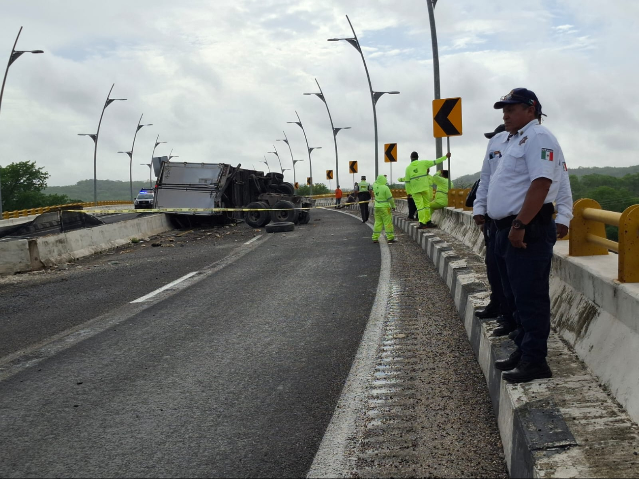 Trailero se dormitó y provoca cierre total en Tenabo