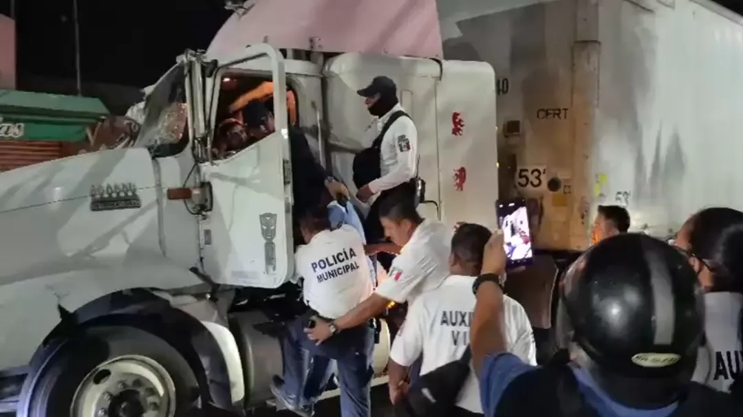 Movilización policiaca tras aparatoso recorrido de tractocamión
