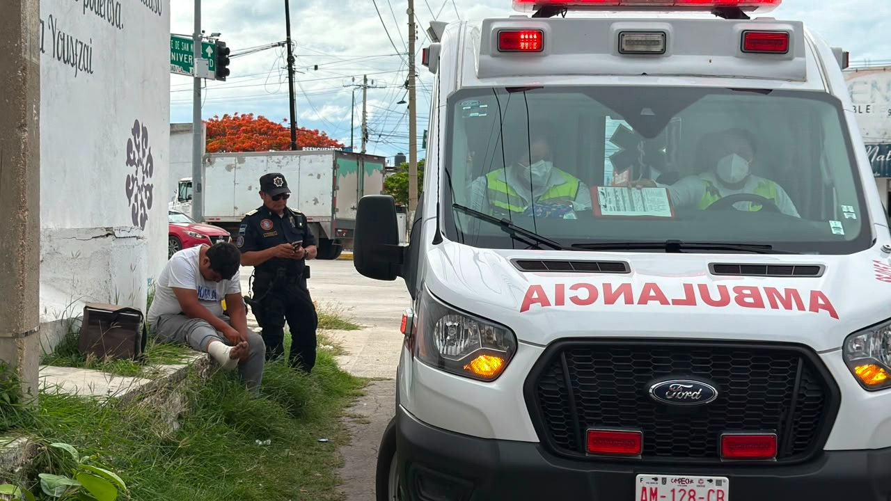 El motociclista impactó contra el costado del taxi y salió proyectado al pavimento.