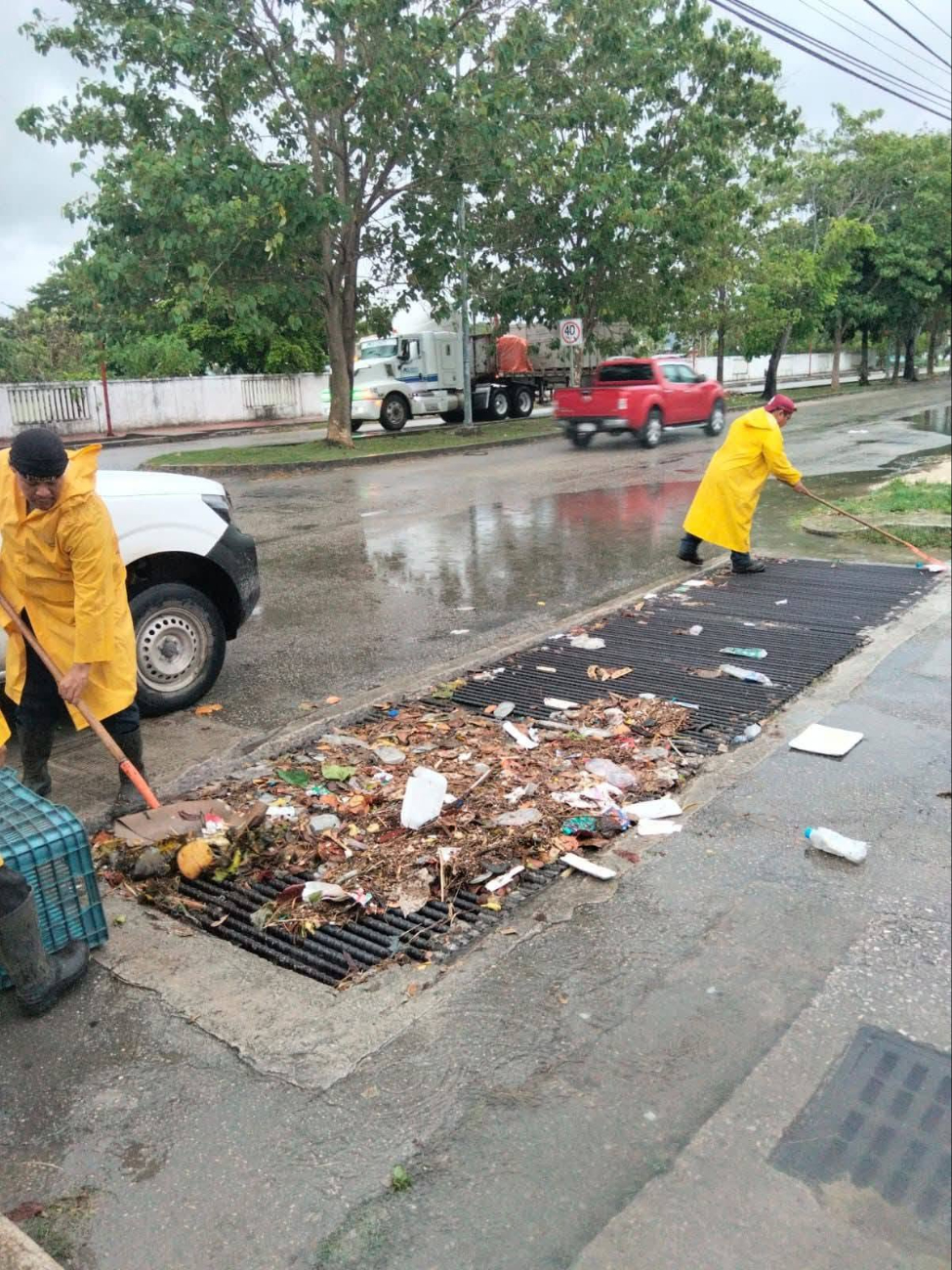 La acumulación de basura en rejillas y coladeras, causaron acumulaciones de agua