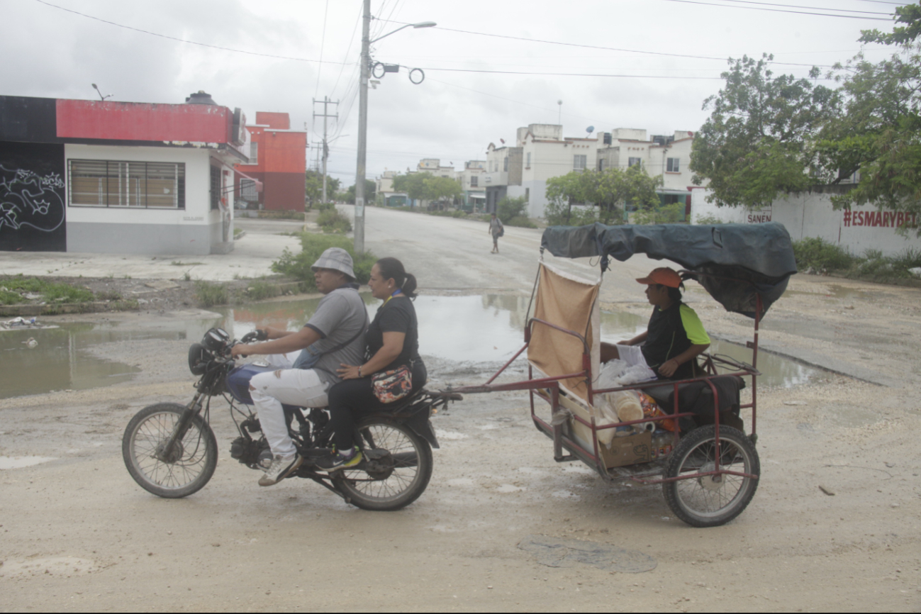 Residentes cuestionaron que mientras existe un despilfarro de  recursos, las calles quedaron intransitables tras las recientes lluvias