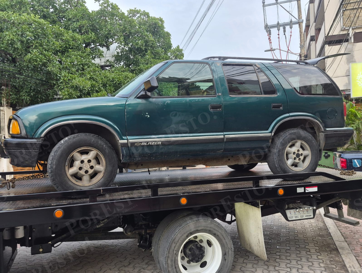 Afuera del hotel se encontró la unidad que el grupo uso para trasladarse al sitio