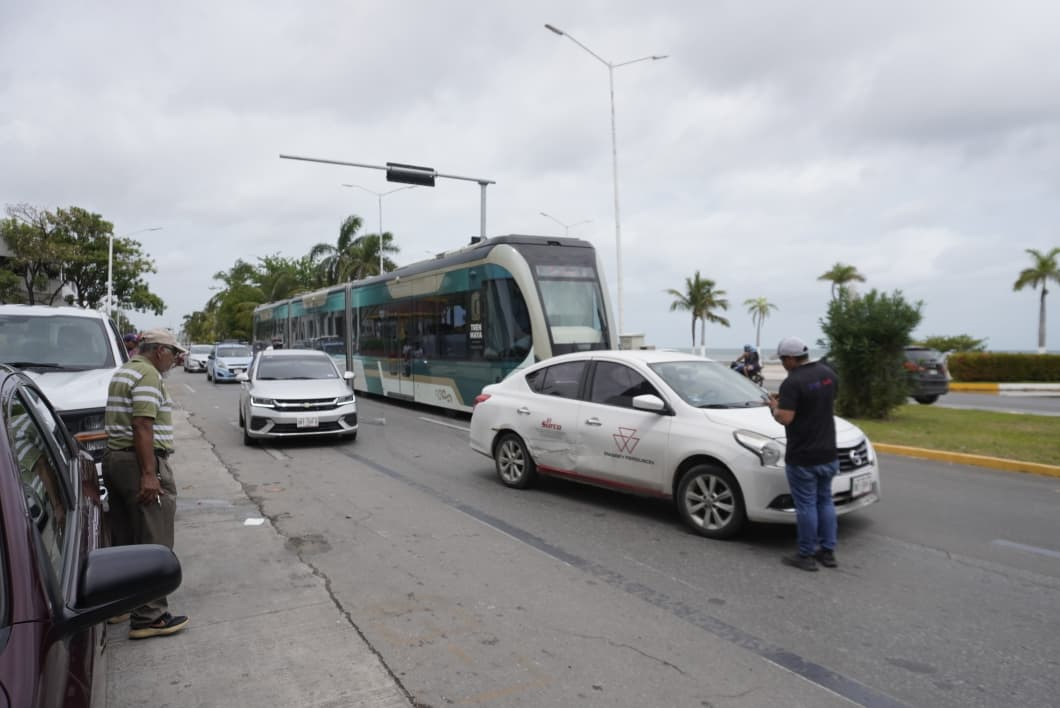 Automovilista provoca choque al incorporarse sin respetar el alto.