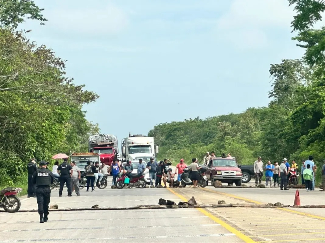 Habitantes de cuatro comunidades rurales de Bacalar bloquearon la carretera federal conocida como la "Vía Corta a Mérida"