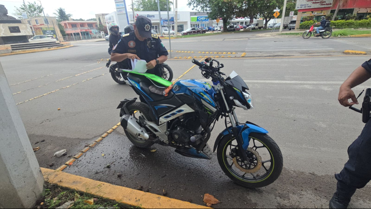 Un motociclista resultó lesionado tras ser arrollado por una camioneta