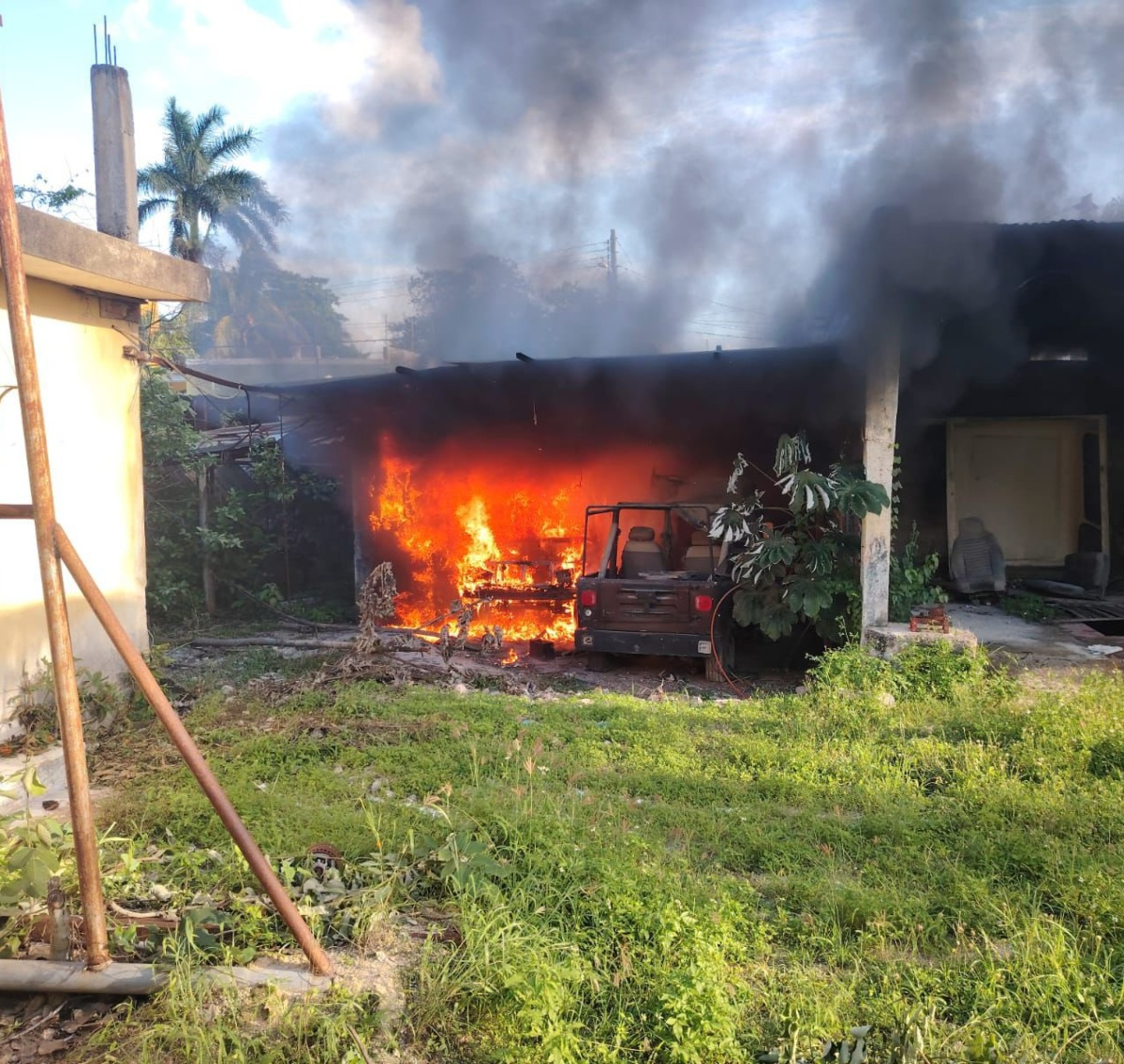 La SPP informó de un incendio de dos vehículos deteriorados.