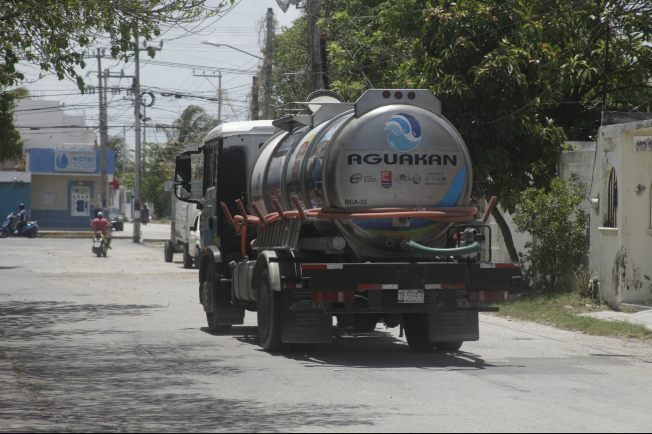 Aseguraron que han reportado esta situación a Aguakan, particularmente en la calle 118; apuntaron afectaciones hacia niños y adultos mayores, quienes requieren mayor higiene