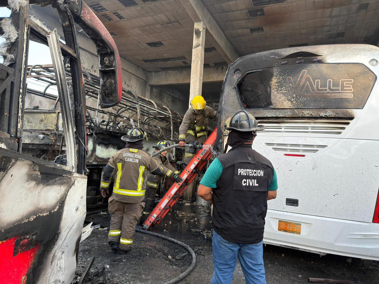 Bomberos trabajaron por varias horas para controlar el incendio