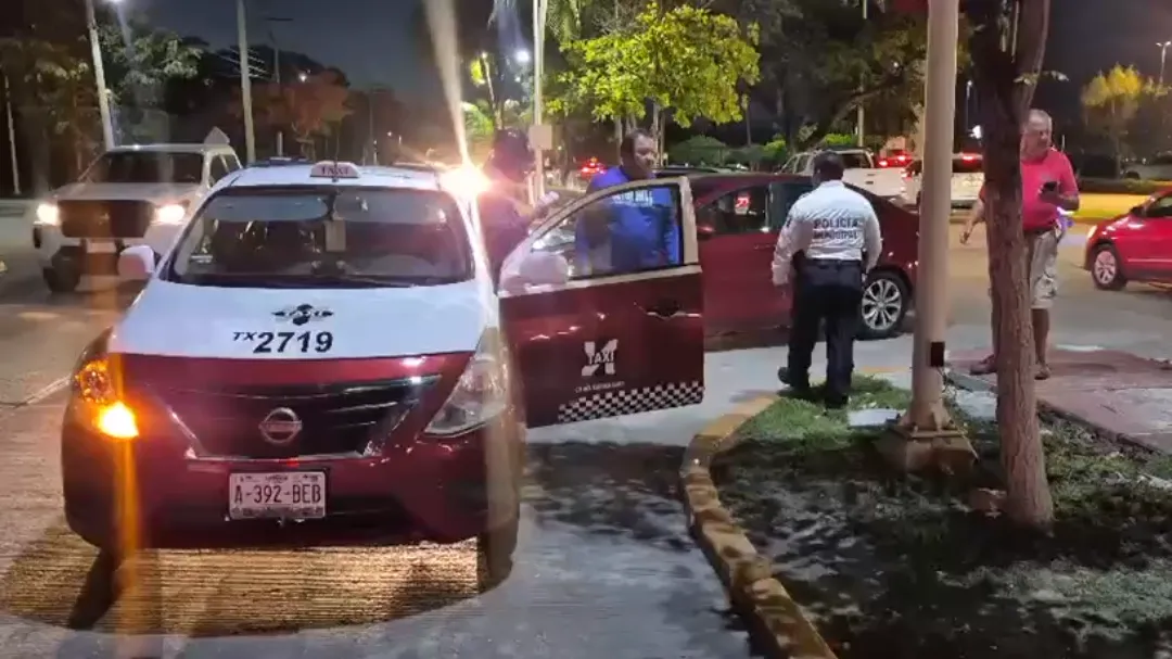 Choque entre automóvil particular y taxi en la Periférica Norte.