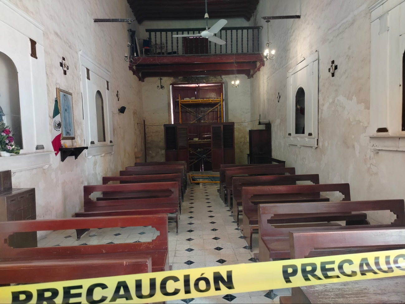 El seguro no cubrirá los daños debido a que el colapso de la puerta fue causado por desgaste estructural.