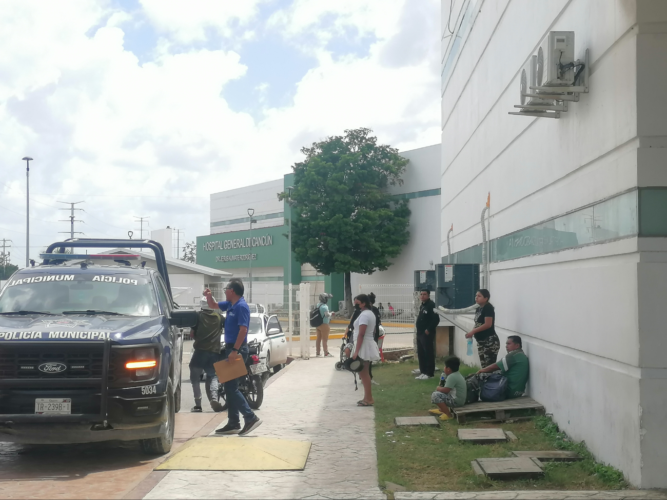 Familiares provenientes de distintos municipios llegan desde temprano y pasan gran parte del día aguardando consultas o procedimientos médicos.