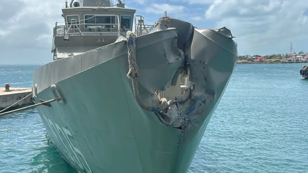 Brutal choque de barcos en Isla Mujeres: navío de la Armada pierde control y se impacta