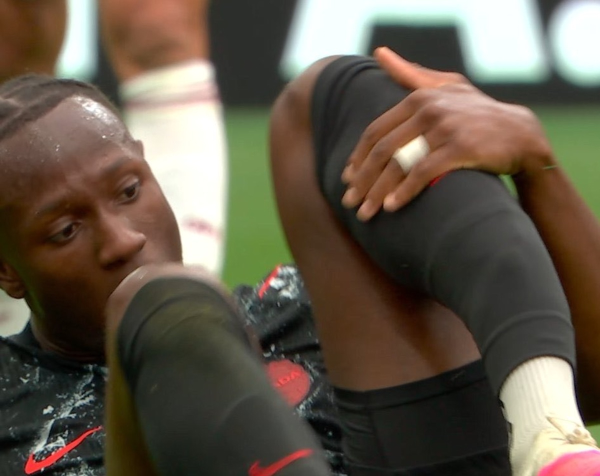 Ismaël Koné con posible fractura de tibia.