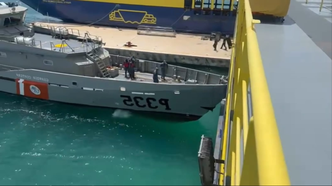 La Patrulla Costera impactó a la embarcación de carga.