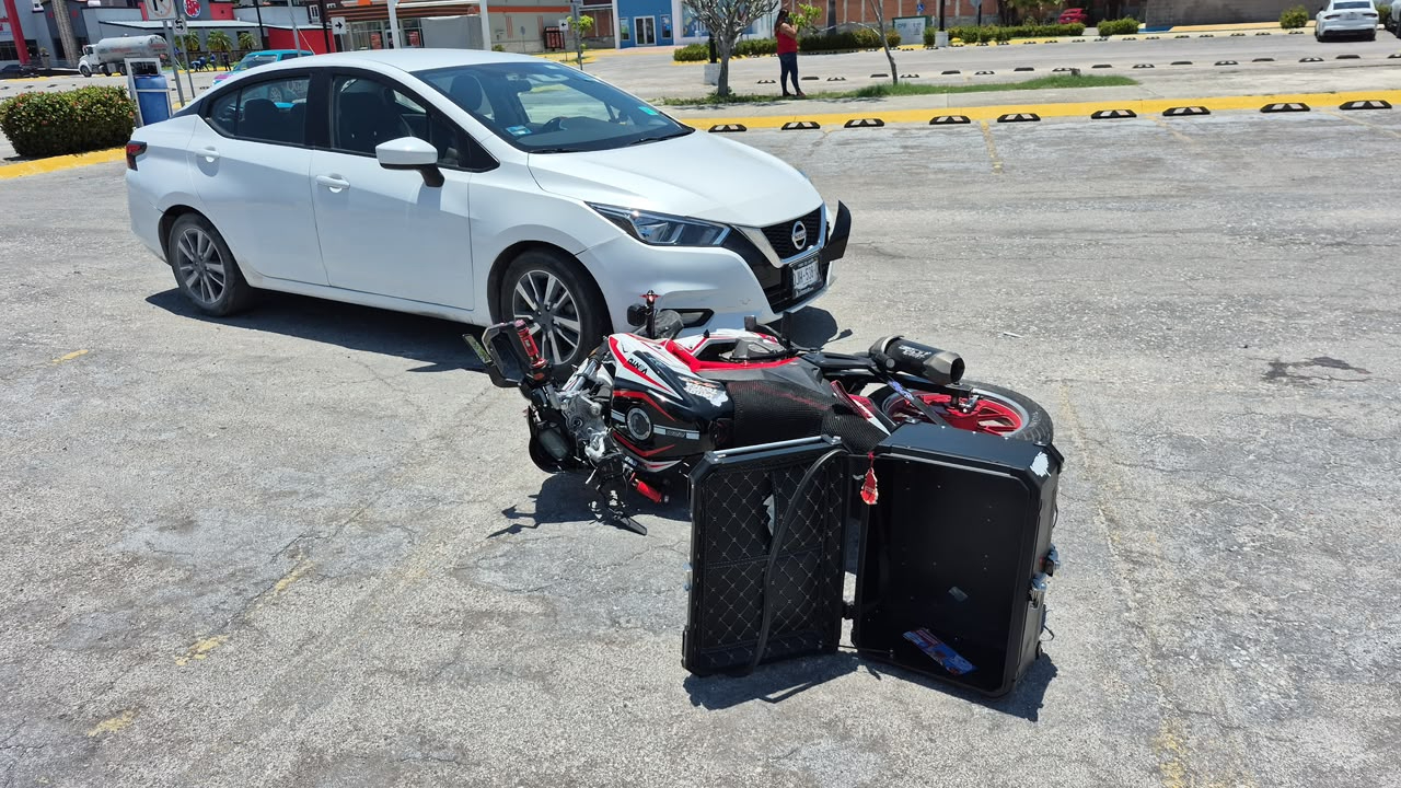 Testigos señalaron que la automovilista presuntamente manejaba distraída utilizando el teléfono celular y no guardó la distancia reglamentaria.