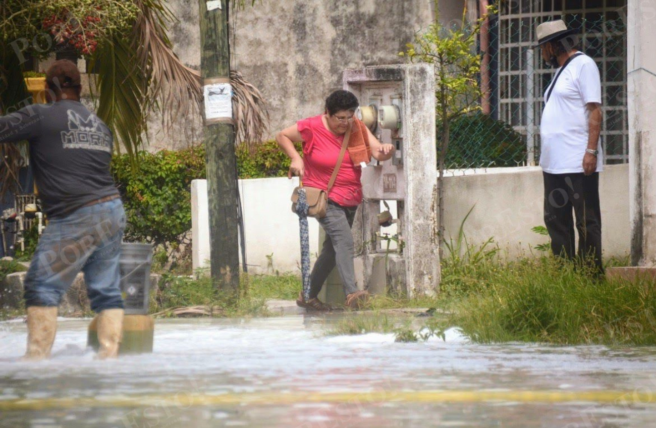 Vecinos deben de  tomar otras opciones de ruta para llegar a sus viviendas debido a la acumulación de agua