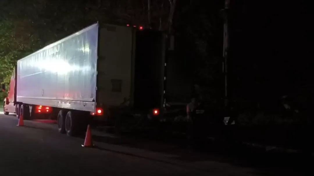 Detienen tractocamión con tres autos robados en filtro de revisión