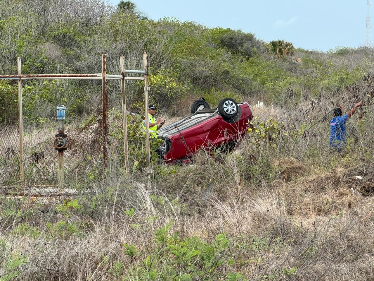 Padre e hija resultan lesionados tras aparatoso accidente.