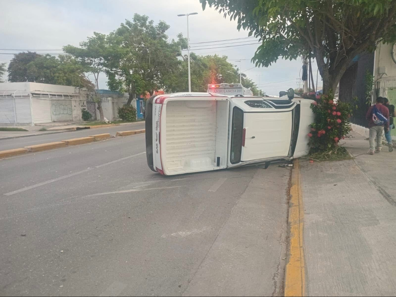 Un automovilista protagonizó una aparatosa volcadura sobre la avenida Central debido al exceso de velocidad.