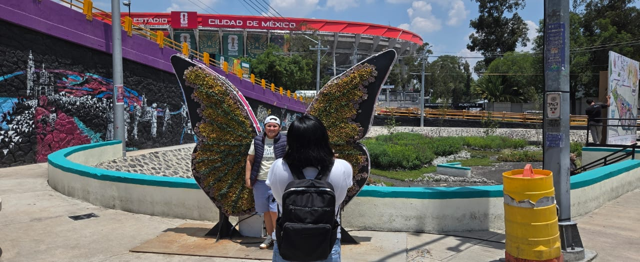decenas de personas visitan el estadio mundialista aún sin actividad deportiva