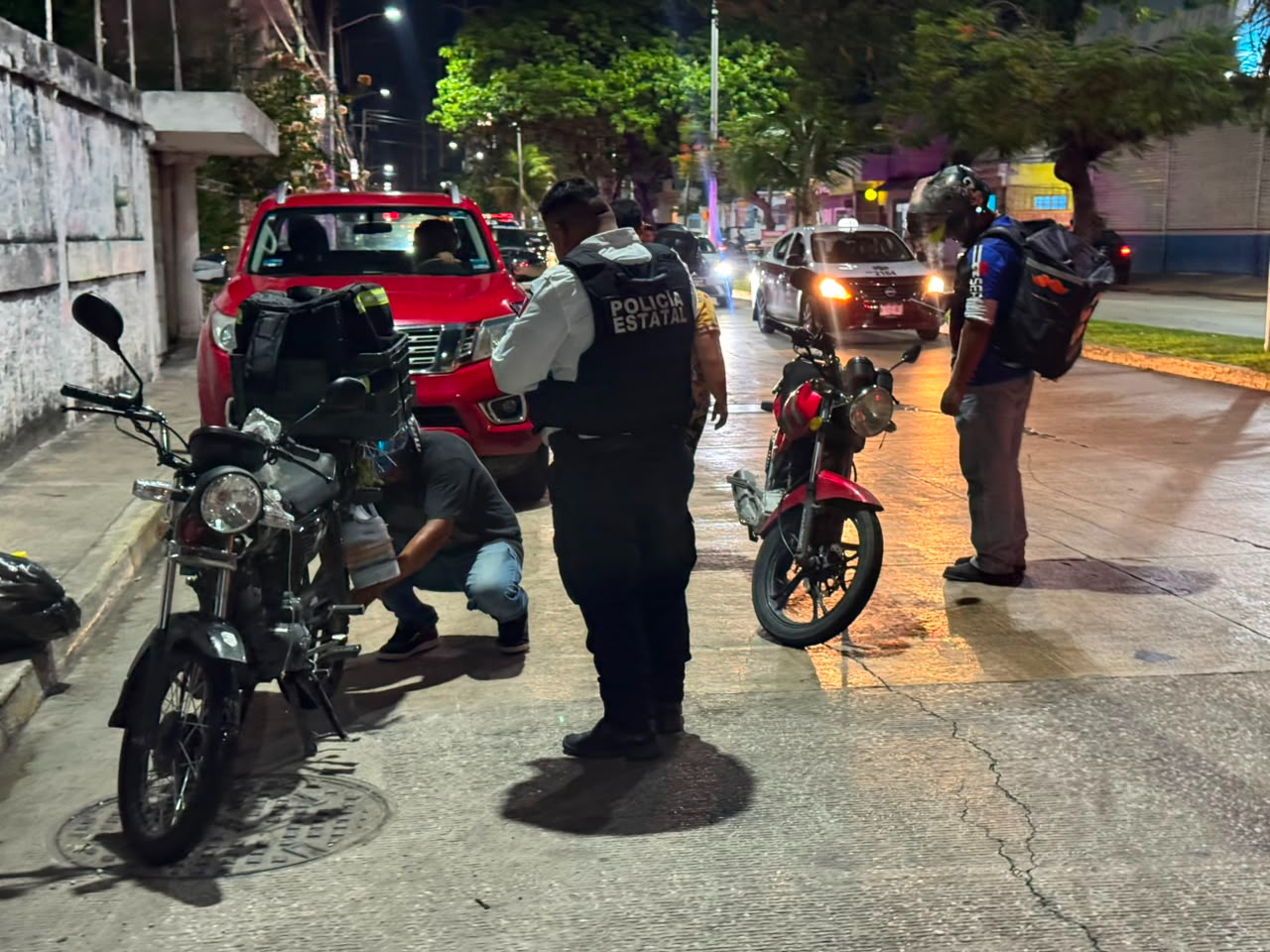 Motociclistas afectados por mancha de aceite en avenida 10 de Julio