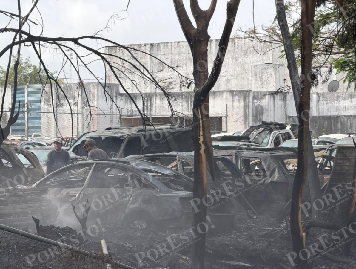 Deshuesadero de autos se incendia en la avenida López Portillo de Cancún