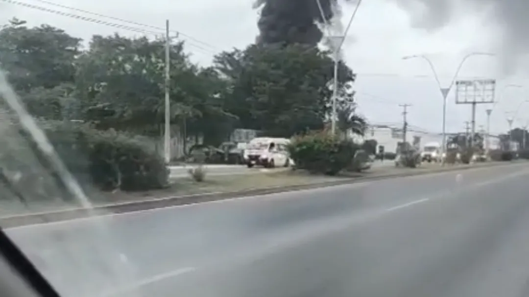 Deshuesadero de autos se incendió en la avenida López Portillo de Cancún