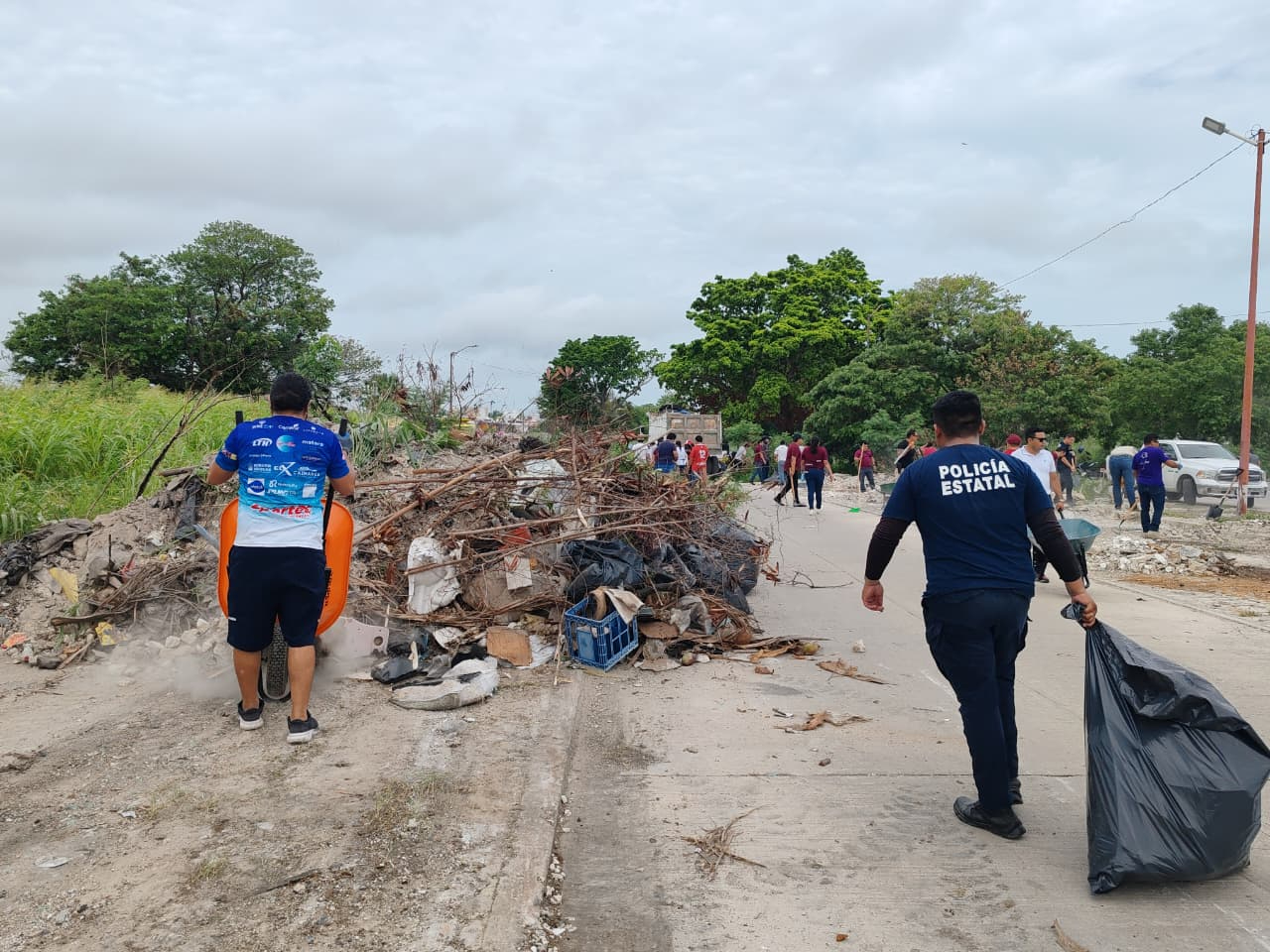 Vecinos celebran jornada de saneamiento en predio insalubre de Campeche