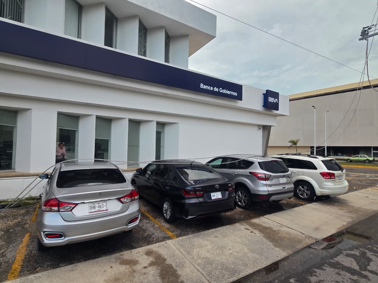 El cableado eléctrico reventado golpeó a cuatro vehículos estacionados en el lugar,