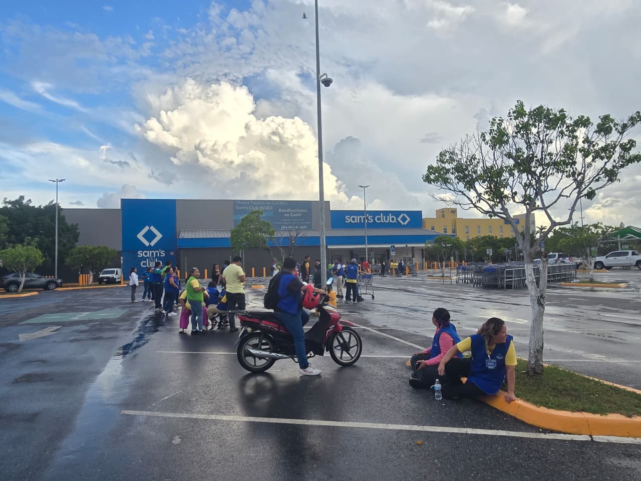 El incidente obligó a la evacuación preventiva de trabajadores de Sam's Club.