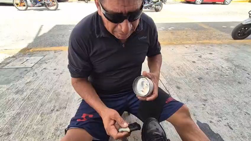 Miguel Chablé, conocido como "El Peluche", lleva más de 30 años como bolero en Champotón.