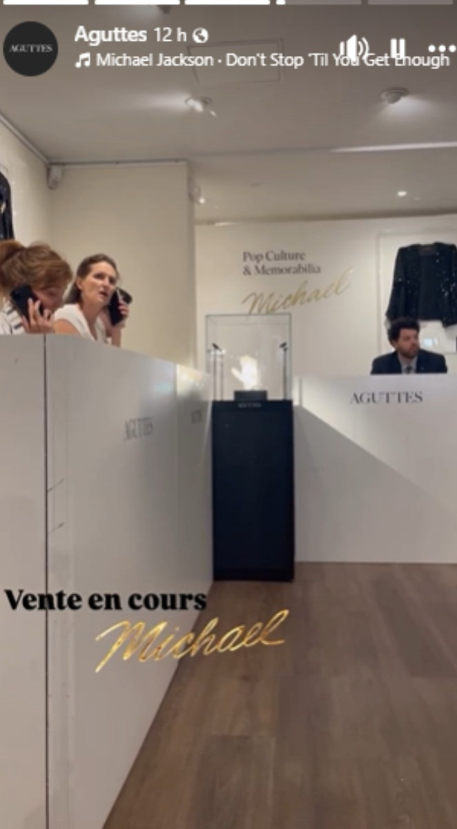 El guante de Michael Jackson fue subastado en París, Francia.