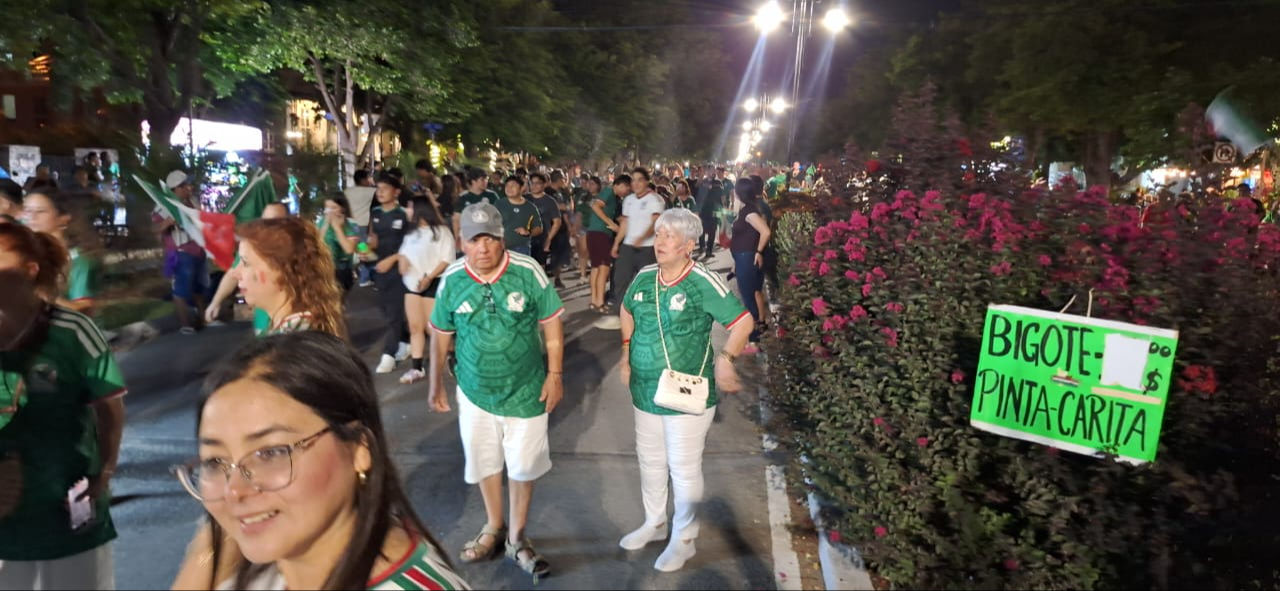 Aficionados celebran la victoria de la Selección Mexicana