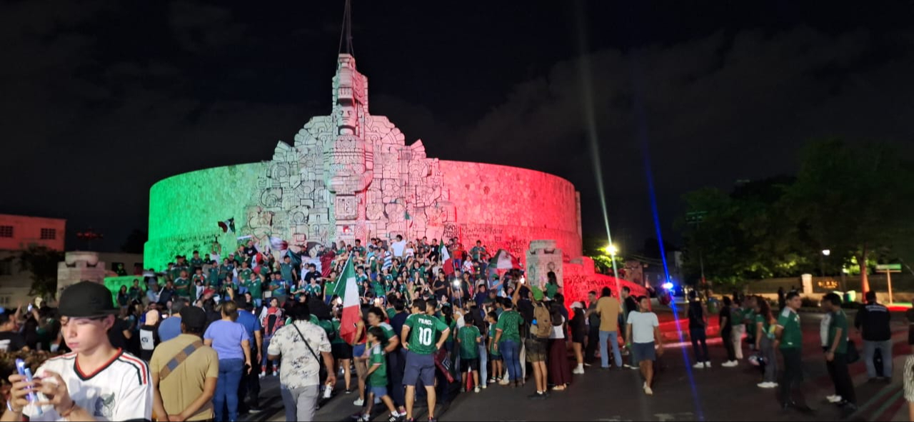 Aficionados celebran la victoria de la Selección Mexicana