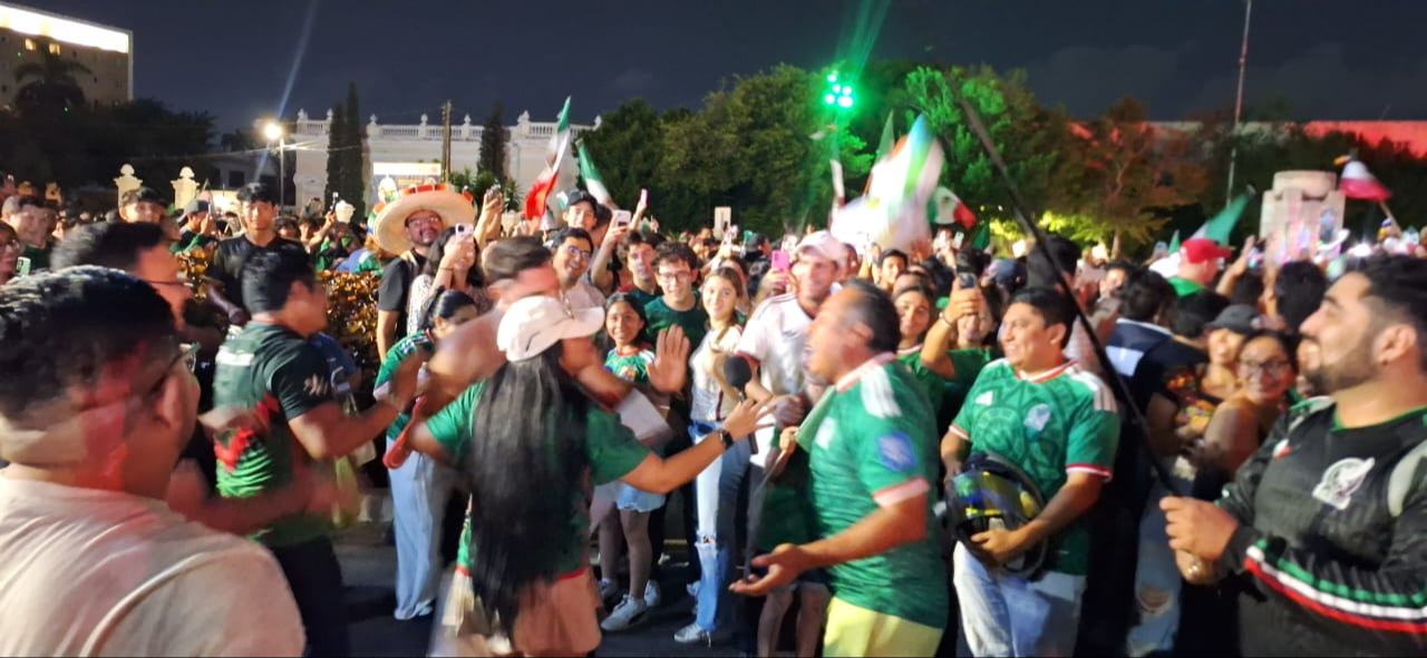 Aficionados celebran la victoria de la Selección Mexicana