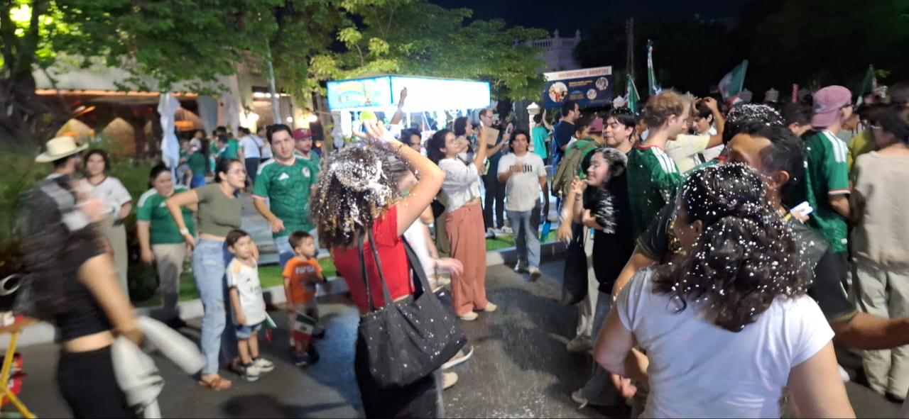 Aficionados celebran la victoria de la Selección Mexicana