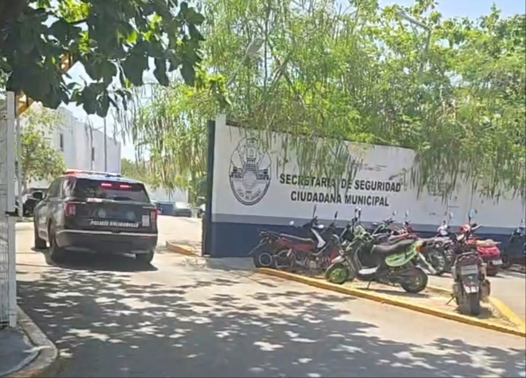 Elementos de la Fiscalía realizaron el aseguramiento dentro de la base de la Secretaría de Seguridad Ciudadana en Playa del Carmen