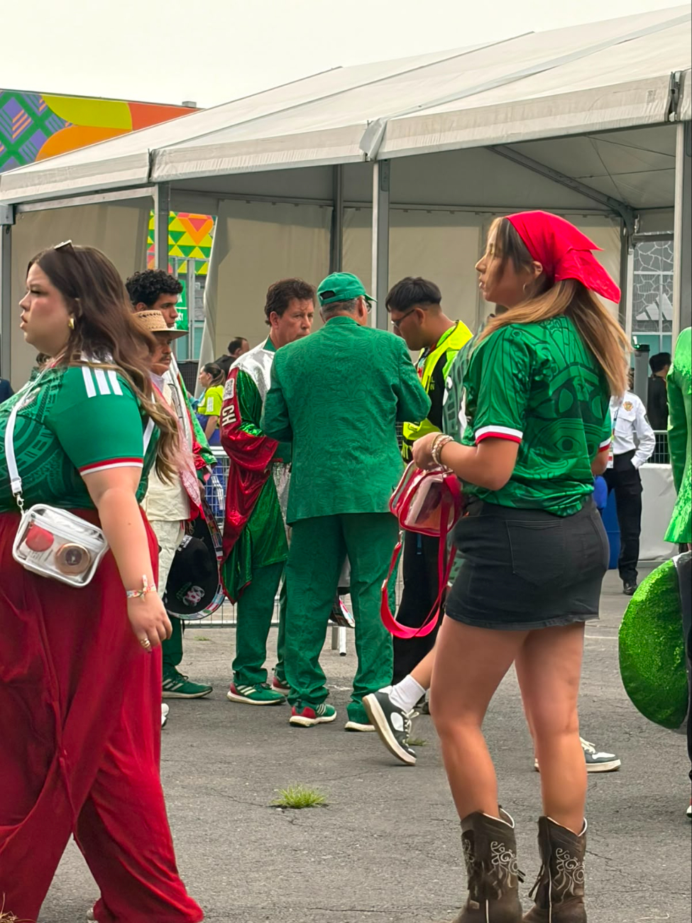 La seguridad del estadio le prohibió entrar con su sombrero charro