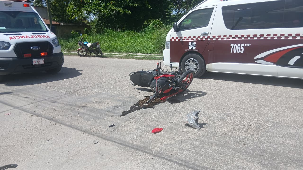 Camioneta invade paso y provoca accidente en Campeche