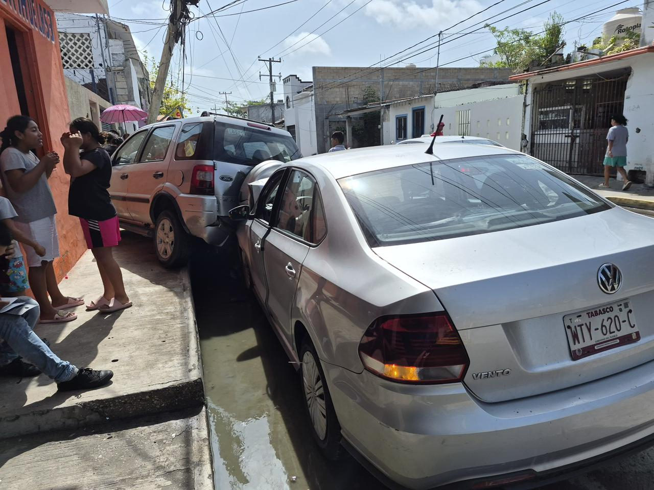 El impacto derribó un poste de madera en Ciudad del Carmen.