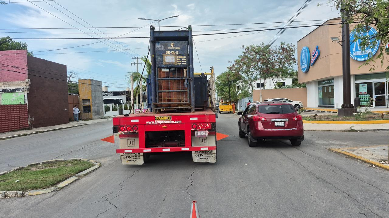 El tractocamión bloqueó parcialmente la circulación.