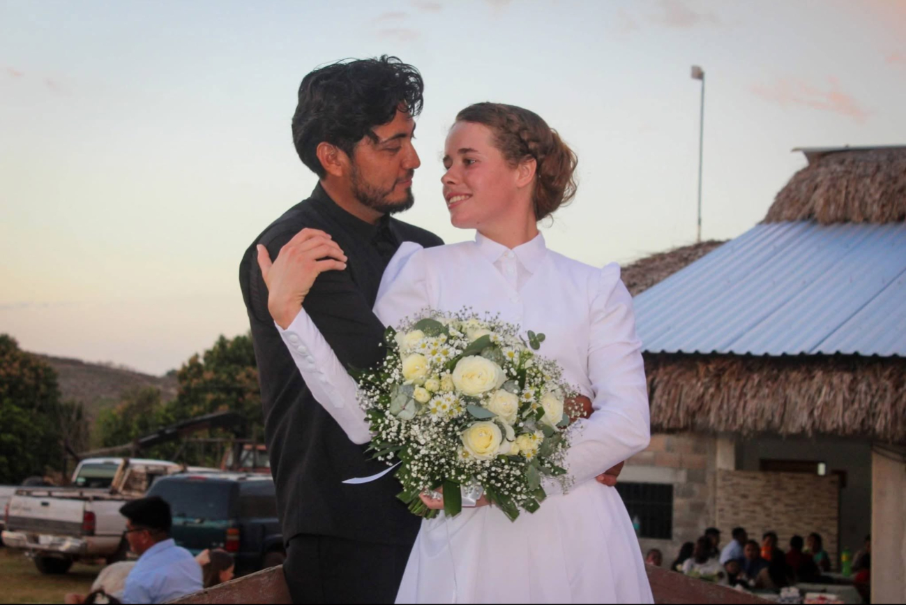 Boda entre una joven menonita y un chenero conmueve a Hopelchén y se vuelve viral