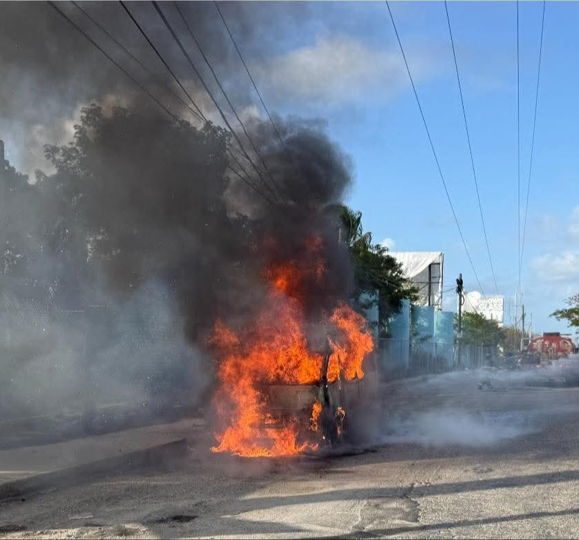 Explota combi de transporte público tras incendiarse en Puerto Aventuras