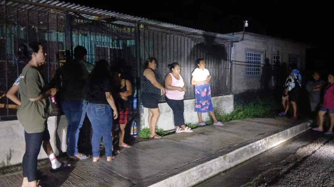 Habitantes aseguran que los bajones de energía han dañado electrodomésticos.