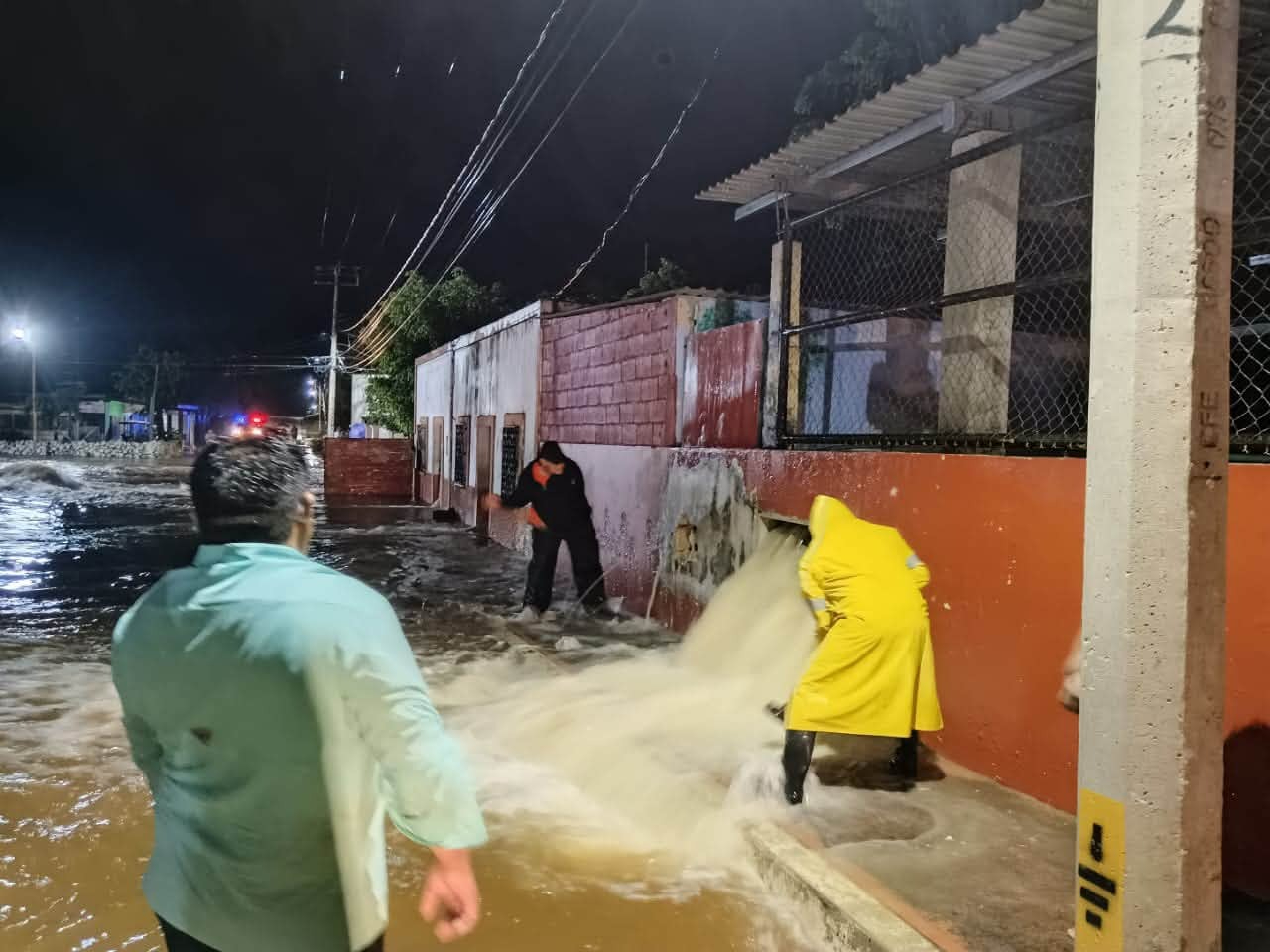 Inundaciones golpean viviendas, escuelas, carreteras y cultivos.