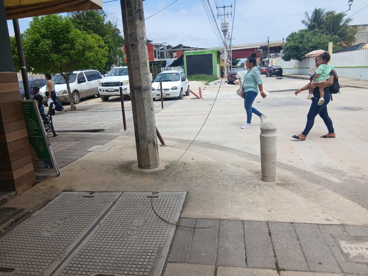 La línea dañada permanece colgando sobre un andador del Centro.
