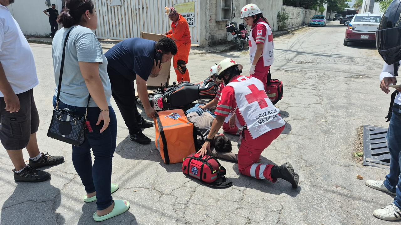 Motociclista resulta lesionado tras choque con camioneta del Ayuntamiento.