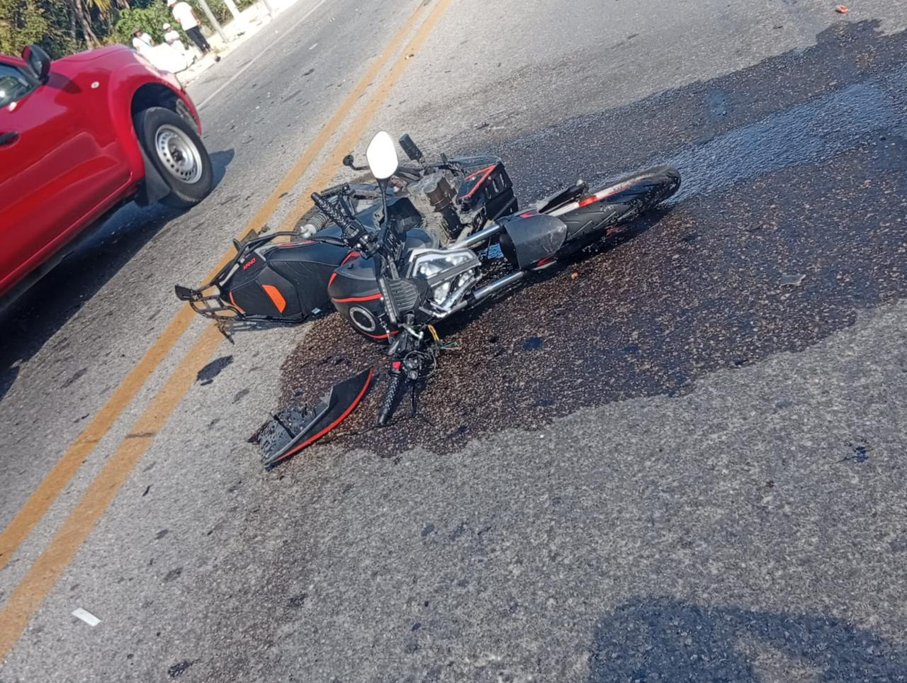 Pareja encima de motocicleta choca en accidente en la Mérida-Cancún; esto fue lo que ocurrió